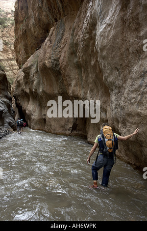 Wanderer in den Achaabou Canyon M Goun Schluchten Marokko Stockfoto