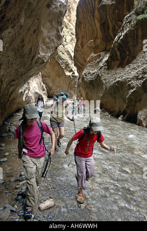 Wanderer in den Achaabou Canyon M Goun Schluchten Marokko Stockfoto