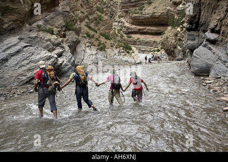 Familie Wandern in Marokko hoher Atlas-Gebirge Stockfoto