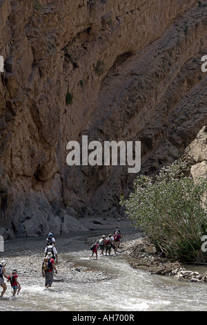 Wanderer in den Achaabou Canyon M Goun Schluchten Marokko Stockfoto