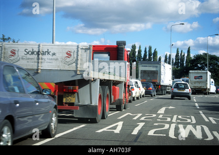 Verkehr-Warteschlange auf Autobahn in England, das Pkw und LKW mit Fahrbahnmarkierungen Stockfoto