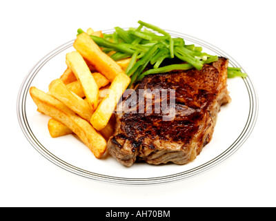 Frisch gekochtes mageres Rindfleisch zart Sirloin Steak mit Pommes und Grüne Stangenbohnen gegen einen weißen Hintergrund mit Freistellungspfaden und keine Leute Stockfoto