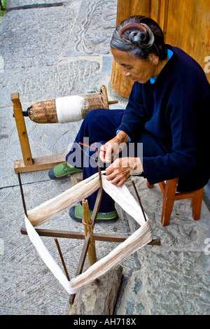 Alten Dong Chinesin in Indigo Spinnerei Thread für Nähen Zhaoxing China Stockfoto