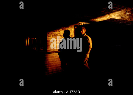 ein Mann zu Fuß unter einer Eisenbahn Brücke Berlin Deutschland Stockfoto