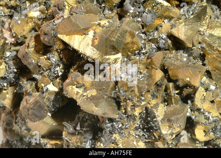 Mineral Chalkopyrit, Kupferkies Kristalle in kleinen tetrahedrite und Galena Kristalle auf eine Matrix von sphalerit und Pyrit abgedeckt. Castrovirreyana Mine, in der Nähe von Lima, Peru Stockfoto