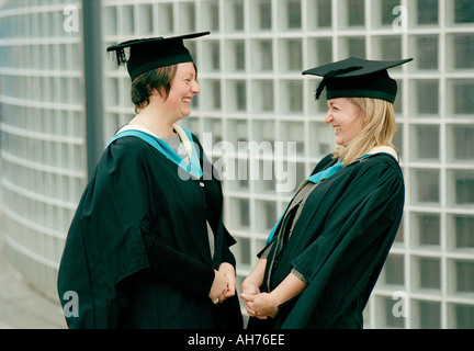 Julie Charlton und Charlotte Collins teilen einen Lachen nach ihrem Abschluss von der Business School von Huddersfield University - Stockfoto