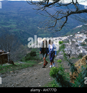 Ein junges Paar, Wandern in den Hügeln oberhalb von Bubion Alpujarras Dorf Pampaneira Andalusien Spanien Stockfoto