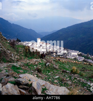 Ein Bauer ein Pferd über dem weißen Dorf Capileira in den Alpujarras Sierra Nevada in Andalusien Südspanien Wandern Stockfoto