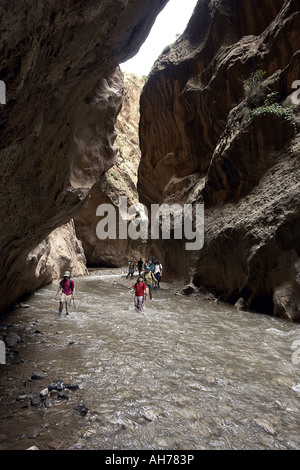 Wanderer in den Achaabou Canyon M Goun Schluchten Marokko Stockfoto