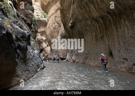 Wanderer in den Achaabou Canyon M Goun Schluchten Marokko Stockfoto