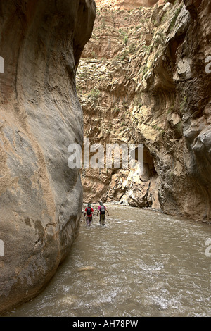 Wanderer in den Achaabou Canyon M Goun Schluchten Marokko Stockfoto