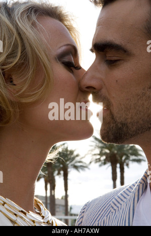 Nahaufnahme einer Braut und Bräutigam küssen Stockfoto