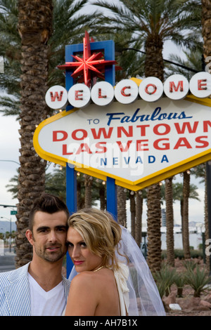 Porträt einer Braut und Bräutigam stehen vor einem Zeichen Stockfoto