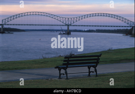 Hernando DeSoto Brücke von Bank gesehen, in der Dämmerung vom Riverside Park in Memphis, Tennessee, USA Stockfoto