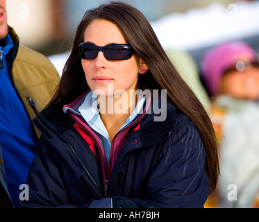 Junge Frau das Tragen von Sonnenbrillen und ernst Stockfoto