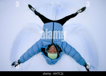Erhöhte Ansicht einer Mitte Erwachsene Frau im Schnee liegen Stockfoto