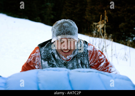Porträt eines Mitte erwachsenen Mannes mit Schnee bedeckt Stockfoto