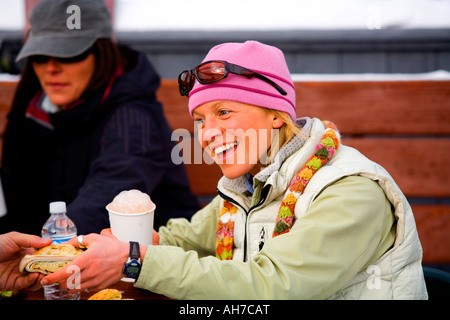 Mitte Erwachsene Frau erreichen und lächelnd Stockfoto
