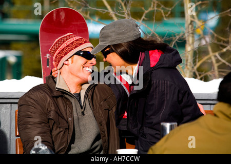 Junge Frau und ein junger Mann sahen einander Stockfoto