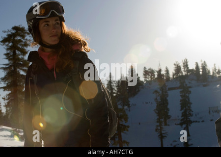 Junge Frau stehen und tragen Skibrillen Stockfoto