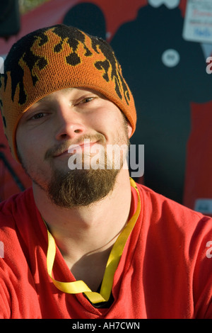 Porträt eines jungen Mannes lächelnd Stockfoto