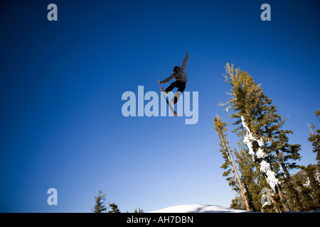 Niedrigen Winkel Blick eines jungen Mannes, Snowboarden Stockfoto