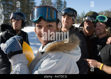 Porträt einer jungen Frau mit Skibrille und Kopfhörer Stockfoto