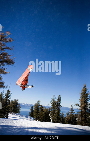 Junger Mann, Snowboarden Stockfoto