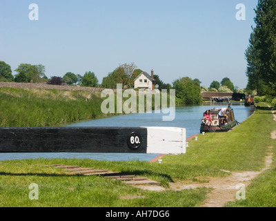 Schmale Boot vor Anker in der Nähe von Schloss 60 am Crofton Locks, Kennet und Avon Kanal Stockfoto