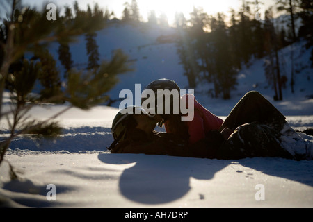 Junge Frau, die einen Mitte erwachsenen Mann küssen Stockfoto