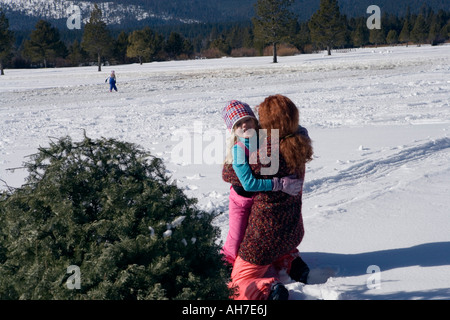Reife Frau umarmt ihre Tochter Stockfoto