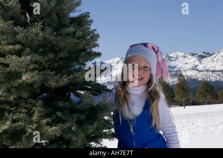 Porträt eines Mädchens stehen neben einem Baum Stockfoto