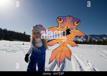 Mädchen mit einem Drachen laufen Stockfoto