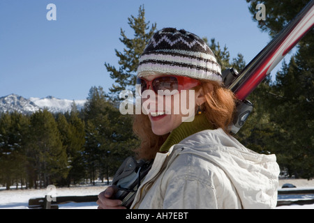 Nahaufnahme einer reifen Frau mit Ski Stockfoto