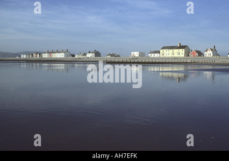 Reflexionen im nassen Sand am Borth, Ceredigion Stockfoto