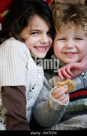 Porträt eines Mädchens und eines jungen lächelnd Stockfoto