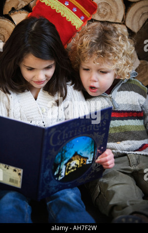 Mädchen und jungen ein Buch zu lesen Stockfoto