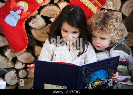 Mädchen und jungen ein Buch zu lesen Stockfoto