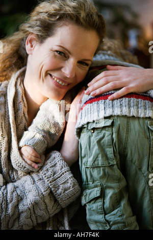 Mitte Erwachsene Frau mit ihrem Sohn Stockfoto
