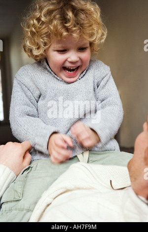 Ein Junge sitzt auf seinen Vater in Nahaufnahme Stockfoto