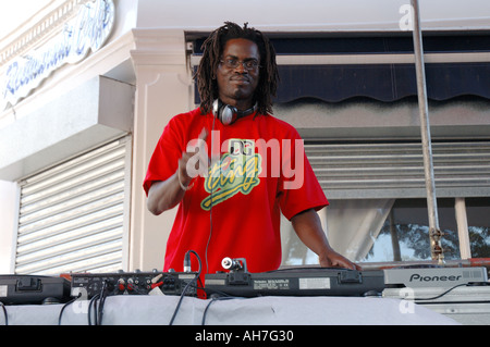 DJ spielt Musik in den Seitenstraßen am jährlichen Notting Hill Carnival in Westlondon. Stockfoto