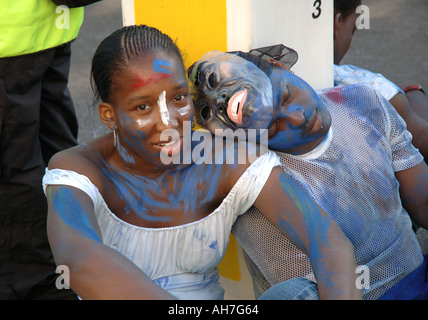 Westindische Mann Frau und ruht in der Straße in Notting Hill Karneval Maske. Stockfoto