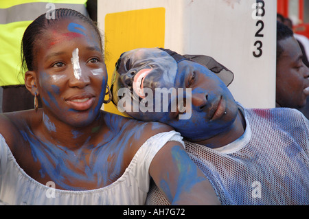 Westindische Mann Frau und ruht in der Straße in Notting Hill Karneval Maske. Stockfoto