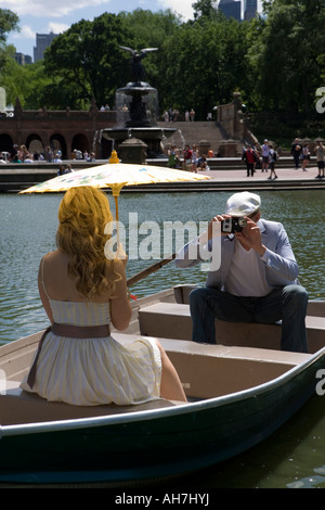 Junger Mann, ein Bild von einer jungen Frau, die sitzen in einem Boot, Central Park, Manhattan, New York City, New York, USA Stockfoto