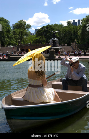 Junger Mann, ein Bild von einer jungen Frau, die sitzen in einem Boot, Central Park, Manhattan, New York City, New York, USA Stockfoto