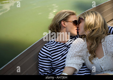 Junges Paar küssen einander in einem Boot Stockfoto