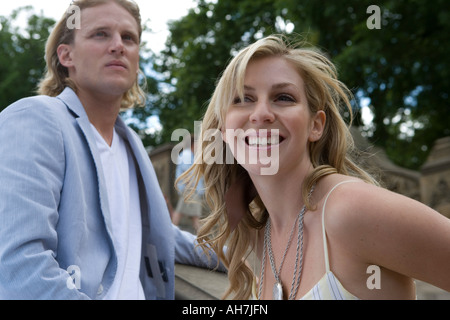 Junge Frau mit einem jungen Mann stehen und Lächeln Stockfoto