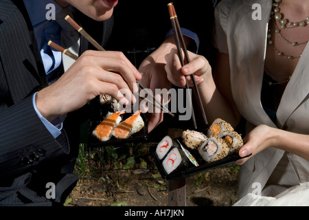 Mitte Schnittansicht eines jungen Paares, das Sushi-Essen Stockfoto