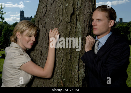 Junges Paar stand neben einem Baum Stockfoto