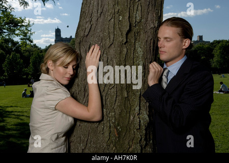 Junges Paar stand neben einem Baum Stockfoto